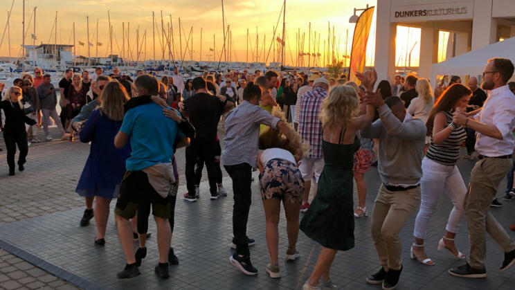 Impulce Dance med människor som dansar