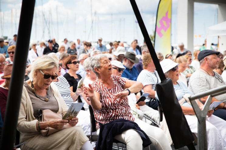 Sommarallsång vid havet med deltagare